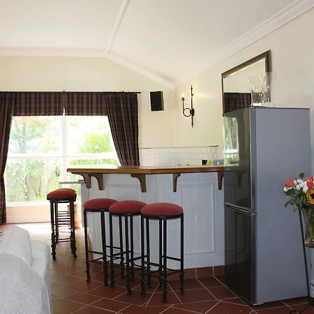 Camelot In Constantia Bed & Breakfast Cape Town Exterior foto