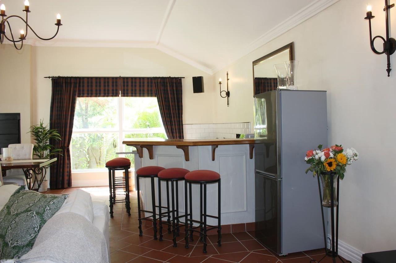 Camelot In Constantia Bed & Breakfast Cape Town Exterior foto